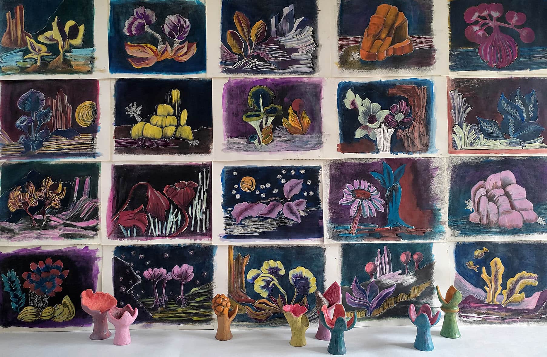 Florales  Abysses . 2025. Installation de 20 monotypes à l'encre réhaussés d'acrylique et terres cuites peintes. 190x115 cm