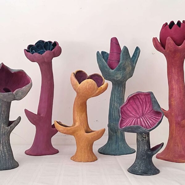 Groupe de 6 fleurs Coquelicot, Angélique, Capucine, Gentiane, Papavéra et Cirsé, 2022 Terre cuite peinte, Hauteur entre 20 cm et 50 cm