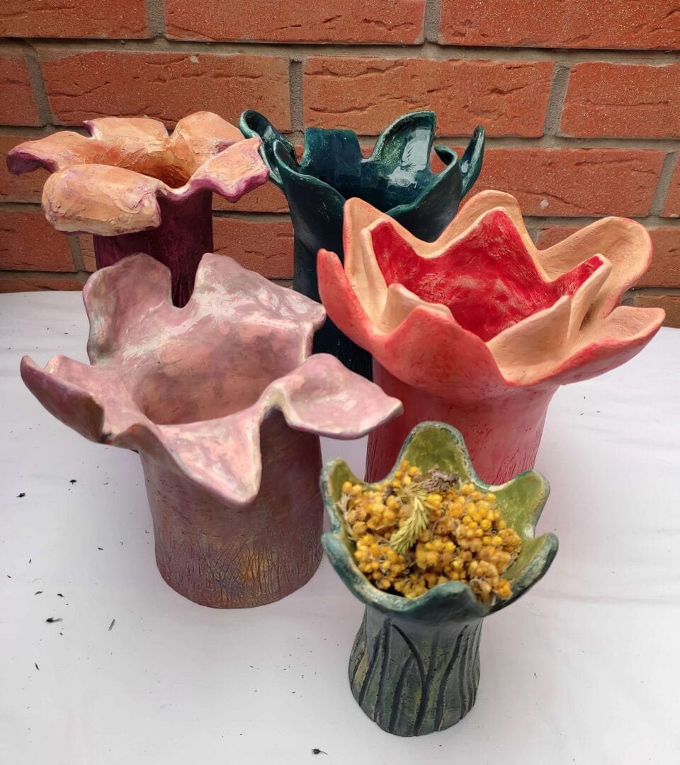 Groupes de 5 Vases 2022, Terre cuite émaillée et peinte, hauteur entre 15 et 30 cm