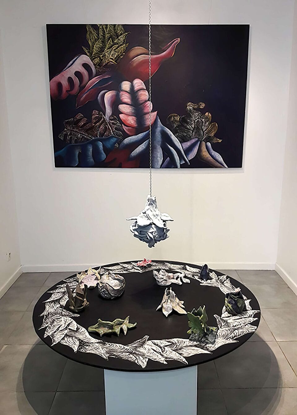 Installation Les Ames Errantes 2019 Suspension terre cuite peinte, céramiques et gravures, diamètre 120 cm